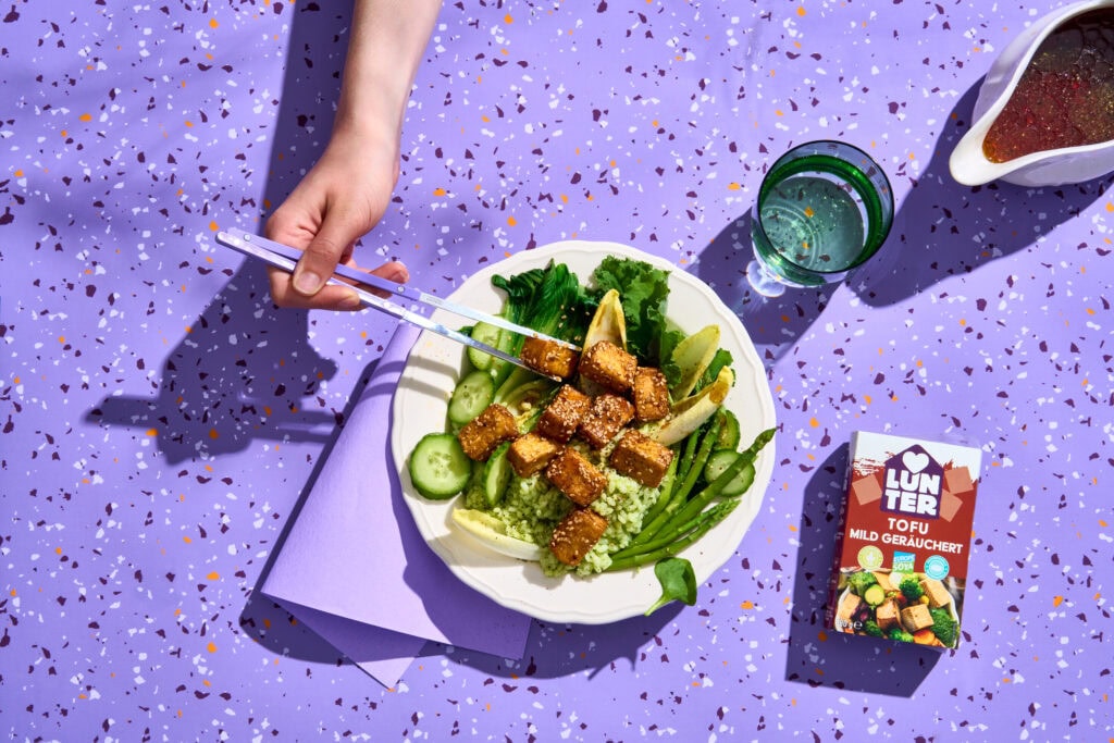 Crispy Tofu auf grünem Reis