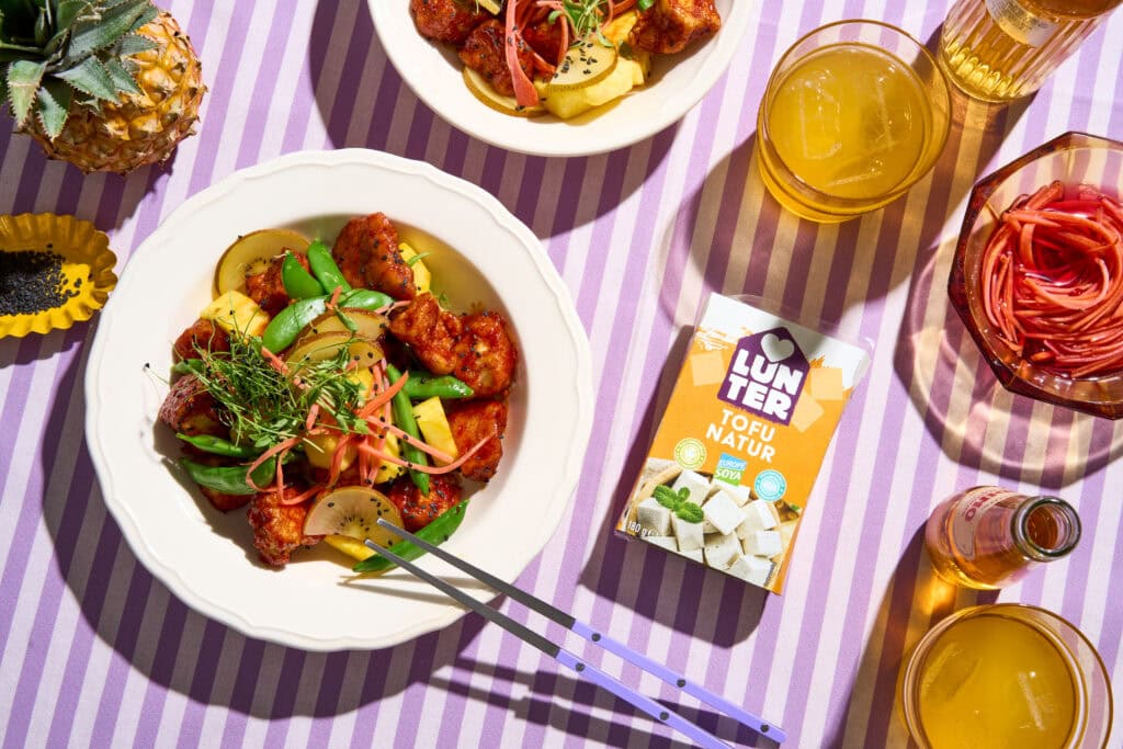 Crispy Gochujang-Tofu mit Ananas und Kiwi