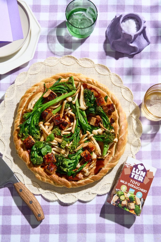 Herzhafter Tofu-Zopf mit Broccolini und Pilzen