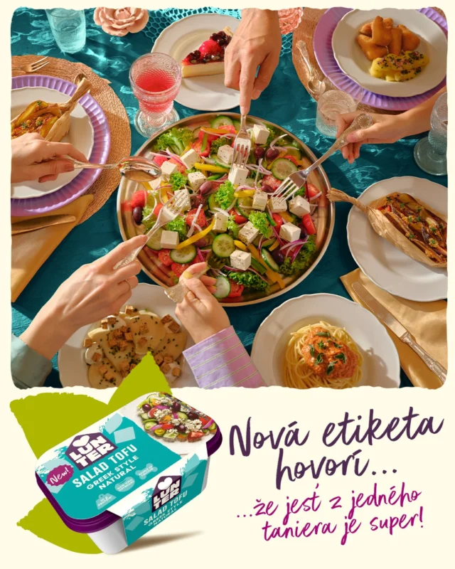 Nová etiketa hovorí, že jesť spoločne z jedného taniera je v poriadku. Hlavne ak je to s láskou a tradíciou pripravené jedlo. 🥗 Mmm... to môžeme všetci. 🍴