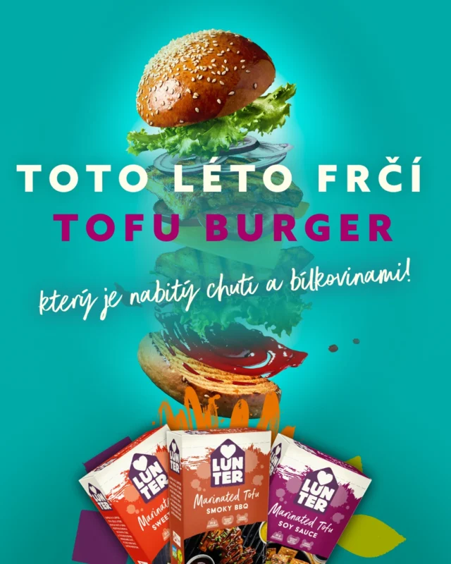 Oslav 🌍 Světový den burgerů netradičně! Když místo masa použiješ proteinem nadupané tofu 💪🌱, neochudíš se o chuť, právě naopak. S našimi marinovanými „tofučkami“ 🥢 už příprava nemůže být jednodušší. A máme pro tebe i inspiraci na tajnou Big Mac omáčku 🍔✨, která je dochucena k dokonalosti:
Ingredience:
3 lžíce veganské majonézy 🥛
1 lžíce kečupu 🍅
1 lžíce hořčice 🌭
1 šalotka 🧅 (najemno nasekaná)
1 lžíce nálevu z kyselých okurek 🥒
¼ lžičky sušeného česneku 🧄
¼ lžičky uzené papriky 🌶️